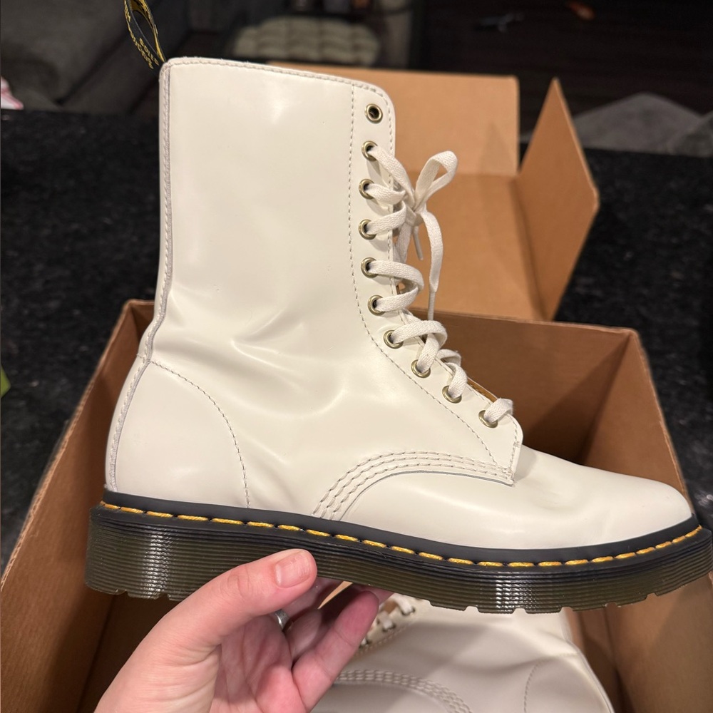 Dr. Martens Off-White Leather Combat Boots Alix Pointed Toe Ankle 8 Worn ONCE - Picture 8 of 8